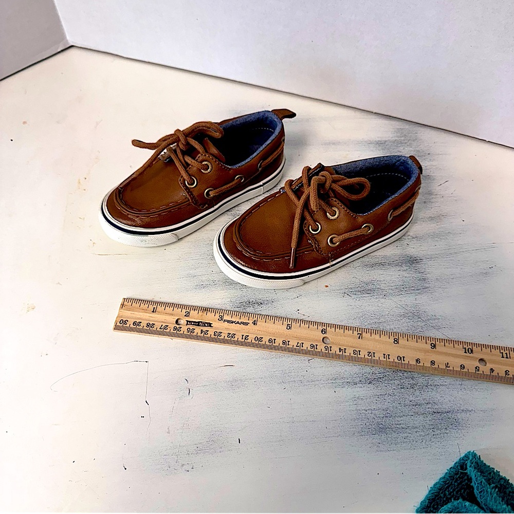 Old Navy Tan loafers , boatshoes, Faux Leather , Metal Eyelets size 7 - Picture 4 of 6
